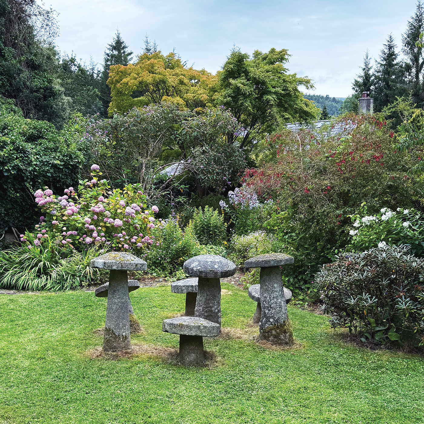 Kamenné ozdoby Knock Rose Garden: Někteří zahradníci doporučují natřít na starý kámen směs jogurtu (nebo podmáslí) a vody, aby se podpořil růst lišejníků a mechu. I když neexistuje definitivní důkaz, že to funguje, není na škodu experimentovat s touto technikou!